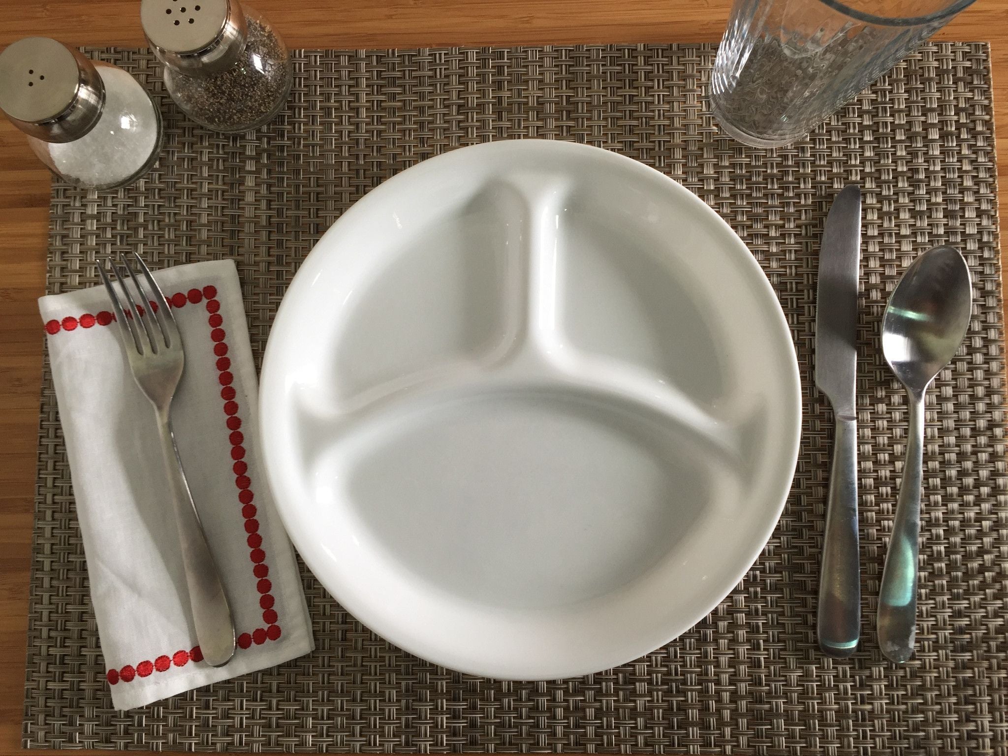 Corelle Winter Frost White 8.5 Divided Salad Plate - Image 4